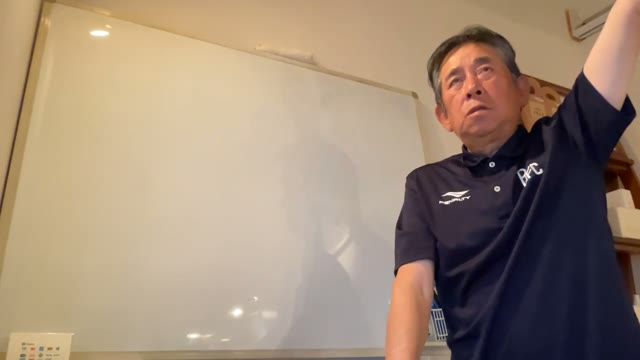 肩甲骨をゆるめる複合ストレッチの実演