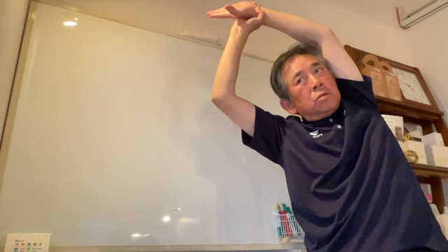 呼吸をひらく体側ストレッチの実演