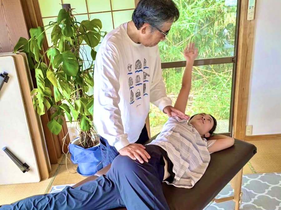 実際に身体に触れて確かめる